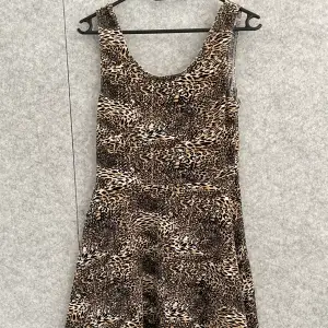 Vacker leopard mönstrad klänning i bra skick. 