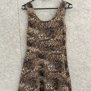 Leopard mönstrad klänning  - Vacker leopard mönstrad klänning i bra skick. 
