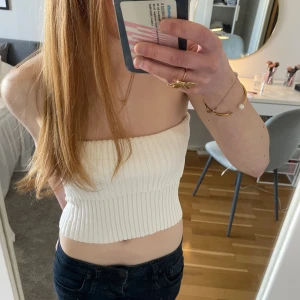 Stickad bandeu - Vit stickad bandeu från zara i jättefint skick och endast använd ett fåtal gånger🤍