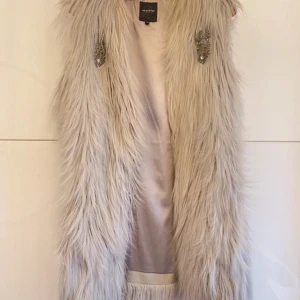 pälsväst - SÅ fin! men kommer tyvärr inte till så mycket användning. har gått sönder lite på insidan (se bild 5) men inget man tänker på eller ser när man har den på sig. skriv vid frågor 🩷