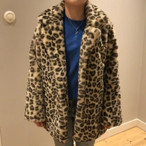 Kappa / Jacka Leopardmönstrad - Kappa / Jacka Leopardmönstrad Fuskpäls Märke: GAP Storlek: XXL Junior motsvarar Dam Small Skick: Bra skick