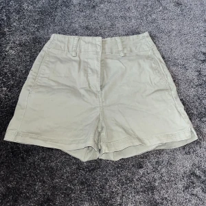 Gröna Shorts - Bekväma och snygga. Bra passform och rörliga. Perfekta i sommar om man är ute och rör sig mycket.
