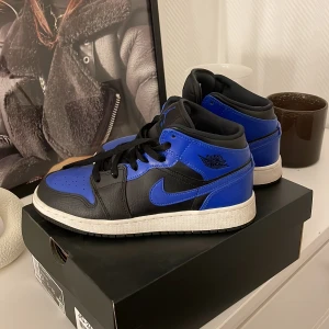 Air Jordan 1 Mid - Blå Air Jordan mid sneakers i storlek 38, väldigt sparsamt använda ett fåtal gånger