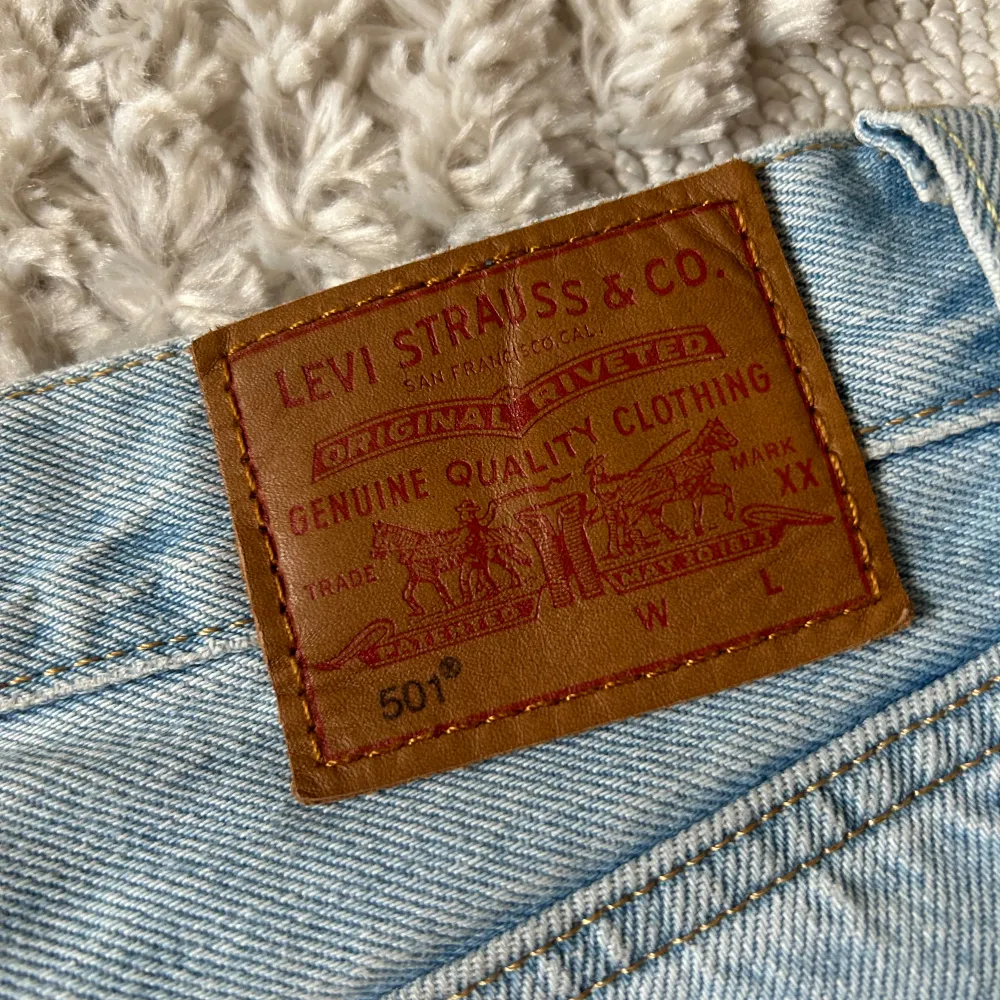 Ljusa Levis jeans i modellen 501, använda fåtal gånger. I princip som nya. Köpta för 1300kr. Storlek w26 L28. Jeans & Byxor.