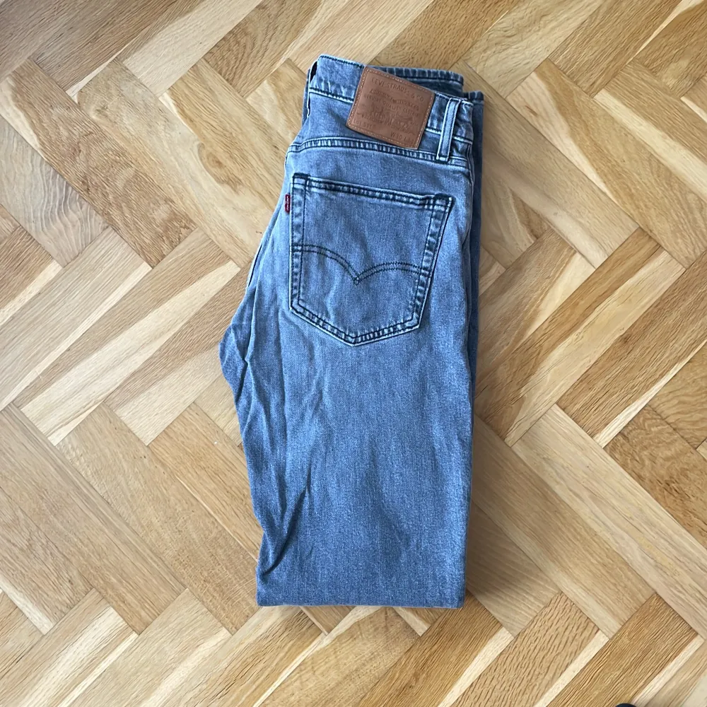 Levis jeans modell 511, W30, L34 säljes. Inga fläckar eller hål. Beninnermåttet är 88 cm.. Jeans & Byxor.