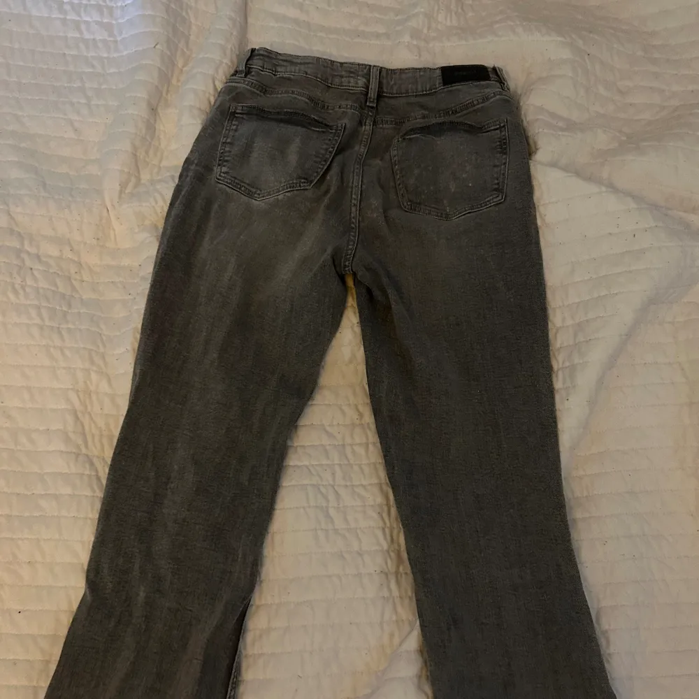 Jag säljer ett par lågmidjade jeans från Gina tricot i storlek 164, perfekt passform och längd, vill sälja för att jag inte använder längre💗. Jeans & Byxor.