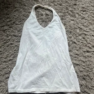 Vero Moda linne - Snyggt halterneck Vero Moda linne med halvt öppen rygg Så snygg till sommaren!🥰  