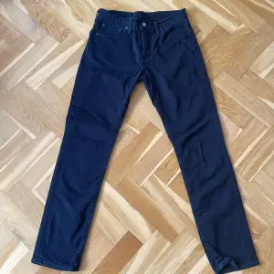 Levisjeans 511 strl W30 L32. Beninnemåttet är 76 cm. Inga fläckar eller hål i jeansen.