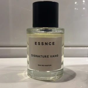 ESSNCE Signature Vang - Säljer nu en ESSNCE Signature Vang. 48/50ml kvar. För kvinnlig doft för min smak. Vill bli av med den så kom med prisförslag.
