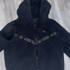 Nike tech - Tjena, säljer nu min Nike tech som är i bra skick säljer den då den inte passar mig längre och inte kommer till användning det är storlek 158/170cm på den tveka inte på att ställa frågor mvh Kevin!
