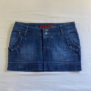 lågmidjad jeanskjol💕 - midja 39 cm o bredaste stället (höfter) 43 cm. lämgd fram 26 cm o bak 31 cm. ja e xs o 170 o den e bra i storlek men passar även större! defektfri