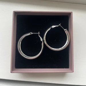 Silverörhängen - Säljer dessa silverörhängen då jag aldrig använt dem. Kommer ej ihåg vart de är köpta från men de är helt oanvända. Kontakta mig om du är intresserad💕