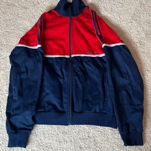 Adidas tröja - Snygg trendig adidas tröja, väldigt skön och inte så tjock 