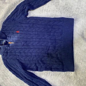 Ralph Lauren polo - Denna blå Ralph Lauren polotröja i storlek S är etttidlöstplagg. Den är Perfekt för både vardag, natt och fest. Jag säljer den eftersom jag har beställt en svart. Tröjan passar ⚜️old money style⚜️. Kontakta mig för mer info 😊