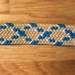 Flätat bälte  - Säljer det här nya och oanvända flätade bältet. Hela bältet bortsett från metallbiten är ca 95 cm långt, men kan stretchas ut till en större storlek. Pris: 99 kr. 