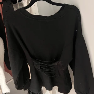 Korsett tröja  - Jätte fin korsett tröja. Den är lite smutsig men det går att tvätta bort 💕