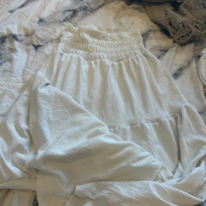 Långkjol - Vit långkjol från gina, perfekt längd på mig som är 165