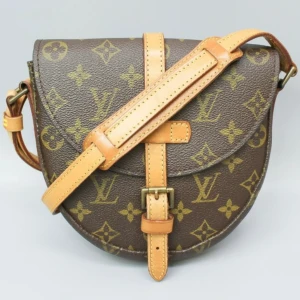 Louis Vuitton  - Louis Vuitton väska som är köpt från ett kvalificerat auktionsföretag där äkthet är bekräftat innan försäljning/auktion. Modell tillverkas ej längre o går ej köpa ny. Bilderna är tagna från den auktion jag köpte den ifrån för 1,5 månad sedan. 