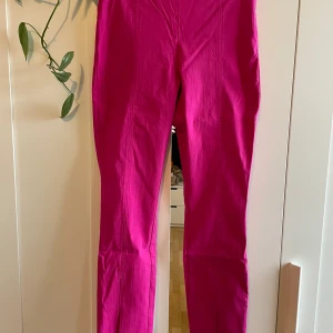 Stretchiga byxor - Fint skick utan fläckar och hål 
