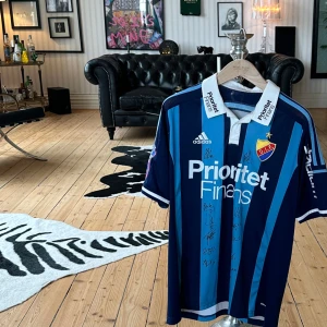 Signerad Dif tröja - Säljer en signerad Dif tröja!