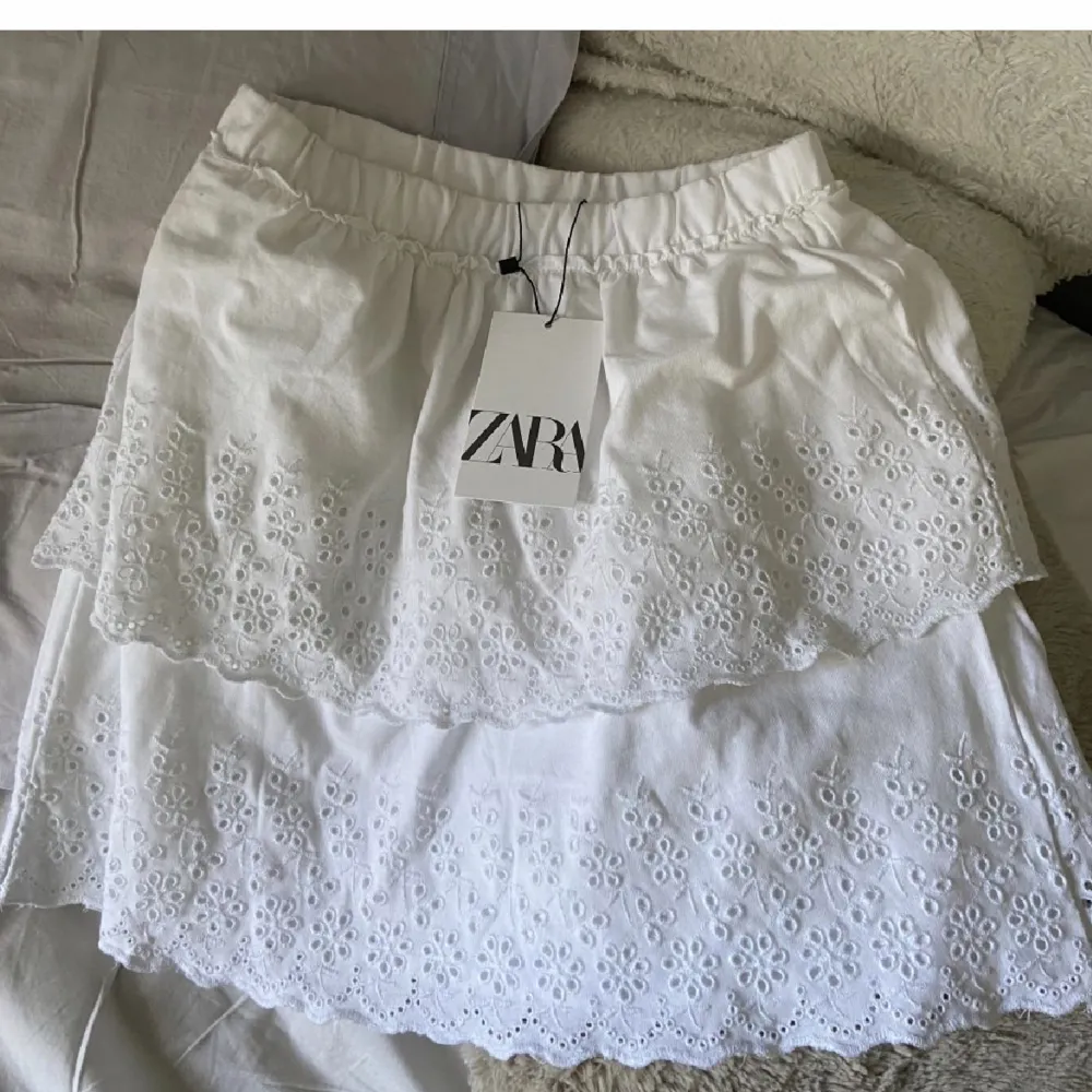 Säljer denna superfina vita kjol från Zara. Använd fåtal gånger så i superbra skick, älskar denna men tyvärr för liten. Storlek 164 så passar xs🤍 skriv vid intresse!🤍. Kjolar.