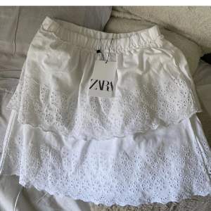 Säljer denna superfina vita kjol från Zara. Använd fåtal gånger så i superbra skick, älskar denna men tyvärr för liten. Storlek 164 så passar xs🤍 skriv vid intresse!🤍