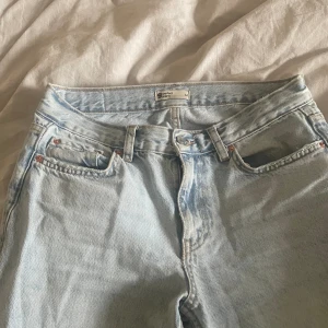 Low straight jeans från gina - Dom är i bra skick och har varit sparsamt använda. Jag är 166 ungefär och dom passar längdmässigt. Men säljer då de är förstora runt midjan. Dom är storlek 34 Kom privat om frågor eller fler bilder ❤️ otroligt bra  skick. Köpare står för frakt ❤️