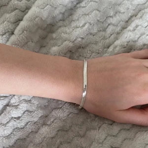 Silver armband - Säljer detta superfina silverarmband från snö, kommer ej till användning! Skicket är som nytt!❣️tryck gärna på köp nu knappen❤️pris kan diskuteras vid snabb affär❣️