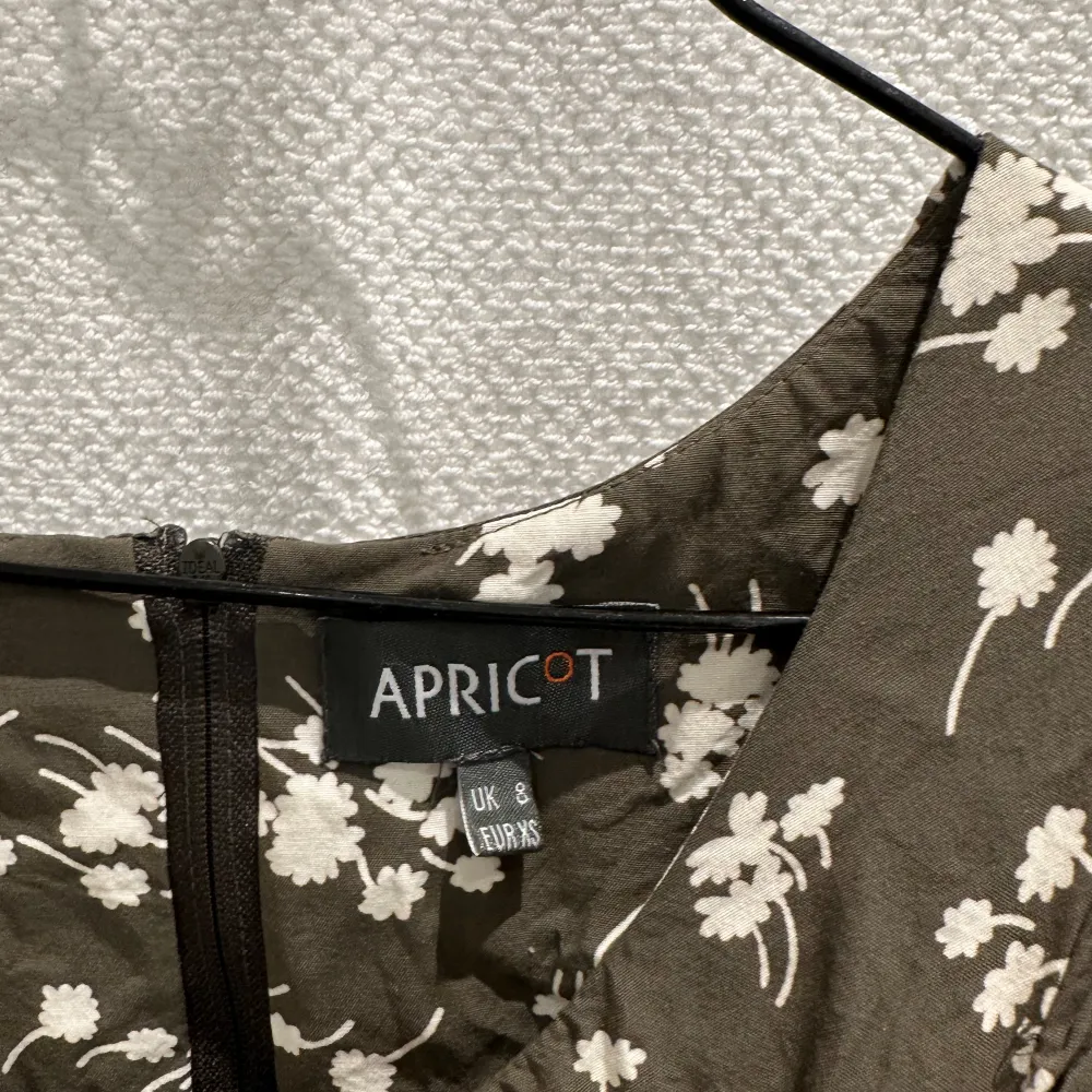 Blommig klänning med bälte från Apricot. . Klänningar.