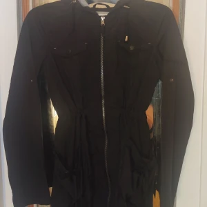 Vår jacka  - Parkas, perfekt nu till våren 🌷 Stl S. 