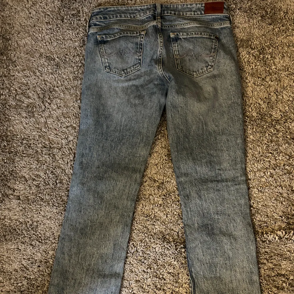 Low waist bootcut pepe jeans använda 2 ggr så nyskick i storlek W26/L32❤️har inga bilder på då de ej passar mig!. Jeans & Byxor.