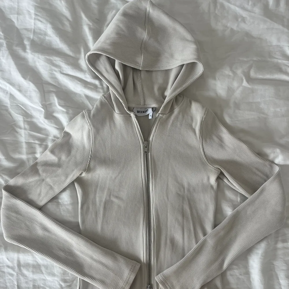 Säljer denna zip up hoodie från Weekday i färgen off-white💗 nyskick då den tyvärr bara kom till användning en gång❣️ nypris 470kr🌟. Hoodies.