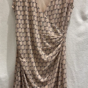 Mönstrad klänning från Saint Tropez - Fin klänning i två lager från Saint Tropez.  Dragkedja på sidan.   Strl: S