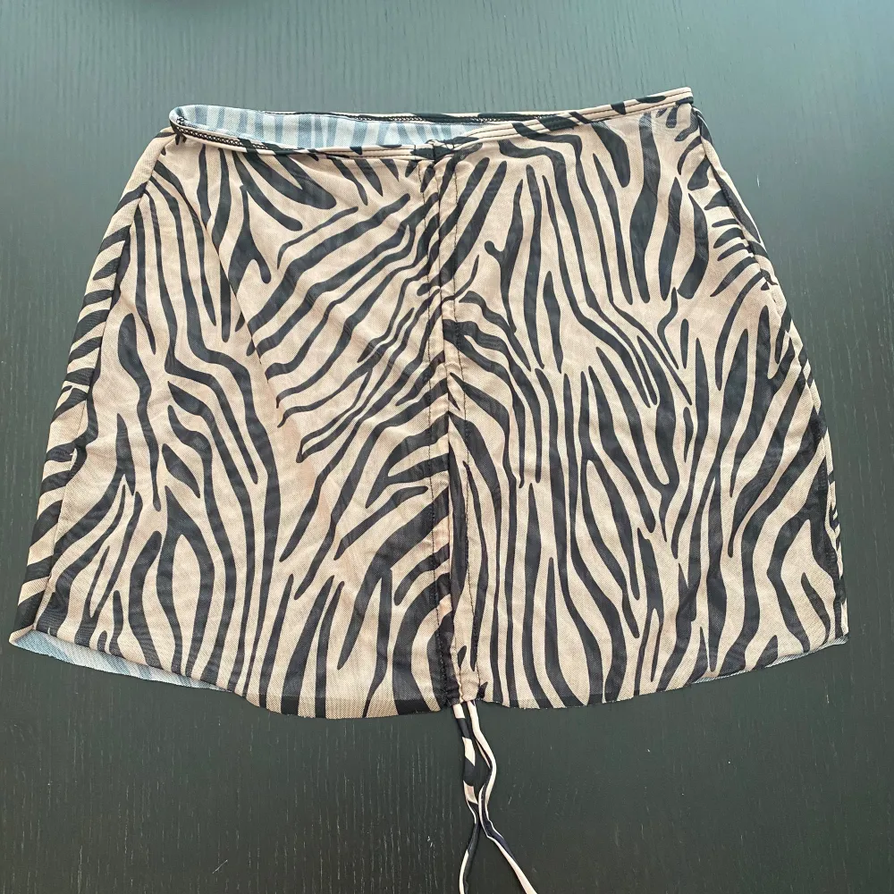 Oanvänd zebra bikini (string) Med passande kjol till Strl M men sitter mer som S Köpare står för frakt  Bilder med bikini på skickas inte  . Övrigt.