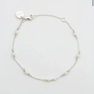 Syster P pärlarmband  - Säljer nu ett väldigt fint Syster P armband i silver. Modellen är: Syster P Treasure Multi Pearl Bracelet Silver, nypris 600 kr. Knappt använt men hittar inte asken som egentligen medföljer.