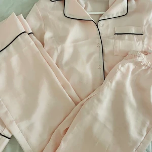 Satin Pyjamas  - Säljer den här pyjamasen som är köpt från Young Gina då den inte kommer till användning. Den är slutsåld på hemsidan. Har använt den fåtal gånger. Den är lite genomskinlig. Storlek 158/164 men passar en Xs/xxs💕
