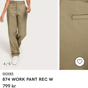 Dickies byxor  - Säljer dessa oanvända Dickiesbyxor, långa i benen och passar någon som är mellan 170cm till 180cm lång. Storlek W32L32 men sitter lite overzised på mig som vanligtvis har storlek 38 Nypris 799kr men säljer för 500 (pris kan diskuteras)
