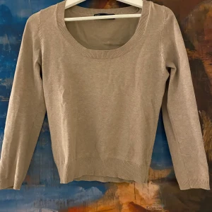 Långärmad ljusbrun tröja från Zara - Långärmad ljusbrun tröja från Zara i storlek L men passar mig perfekt som är xs och s. Den har en fin U ringning och är skön.