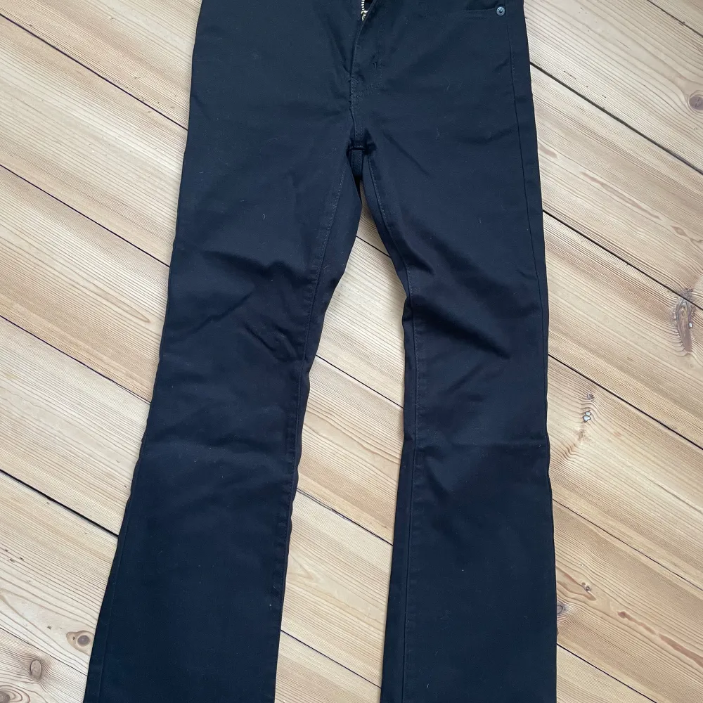 Svarta Levisjeans srtl 27/30, i modellen 725 high rise bootcut. Använda en gång.Nypris 1000 kronor . Jeans & Byxor.