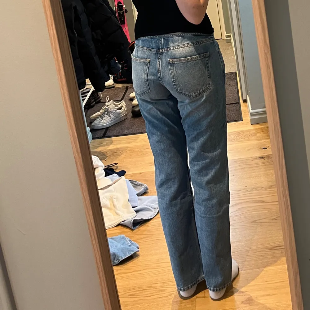 Nu säljer jag mina lågmidjade jeans från Weekday eftersom de inte kommer till använding. De har bara använts fåtal gånger och är som nya. Jag är 1.72💖💖. Jeans & Byxor.