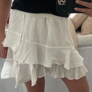 Vit volang kjol från odd molly Aldrig använd  (Behöver dock strykas) Nypris 1300 men pris kan diskuteras