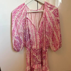 Zara Klänning - Superpopulär klänning från Zara🩷 Endast använt några gånger. Buda gärna!🫶