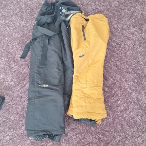 Everest överdragbyxa och brun överdragbyxa - Everest överdragbyxa storlek 38 Brun överdragbyxa storlek 140