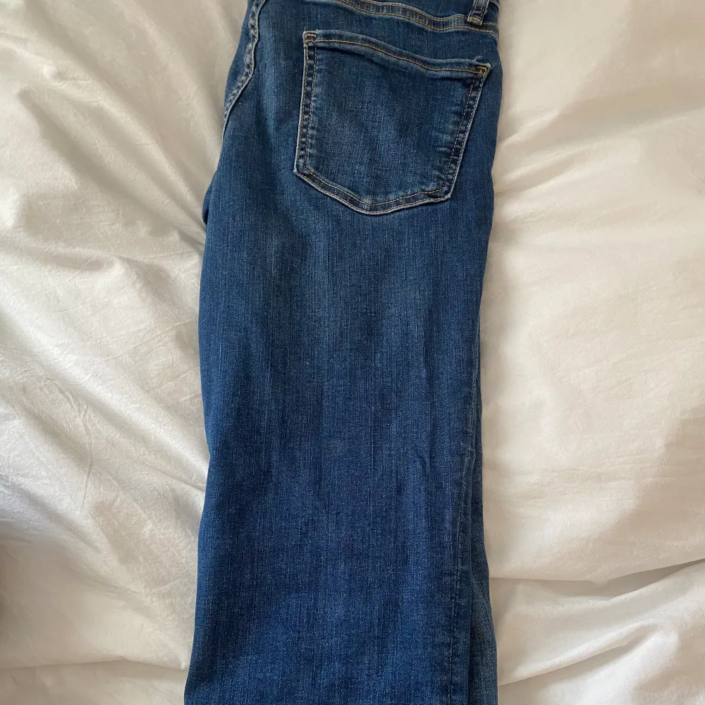 Zara jeans med låg midja! Inga defekter förutom lite slitning längst ned. Skriv för fler bilder eller frågor! 🩷🤗. Jeans & Byxor.