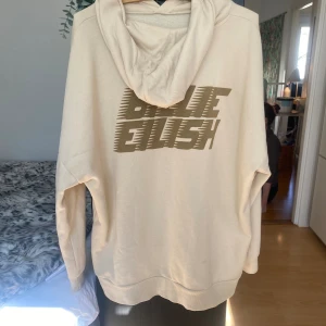 beige billie eilish hoodie - Supersnygg billie eilish hoodie köpt för ca 4 år sedan, fortfarande i bra skick! 