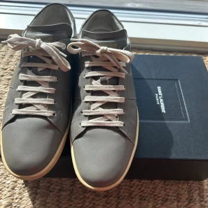 Saint Laurent Skor - Tjena, säljer nu dessa unika, ovanliga Saint Laurent skor, ett snyggt alternativ till t.ex Maison Margielas Gats samt har en stilren obrandad design | 9,5/10 skick (riktigt bra!) | nypris ANTAR jag Ligger runt 6000-8000kr | ställ gärna frågor 🙌 