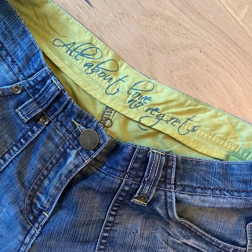 Mycket fina jeans som jag köpte secondhand på Vinted men säljer vidare då de är för långa för mig. Vet ej vilket märke de är gjorda av. Skriv gärna om du vill veta måtten :)). Jeans & Byxor.