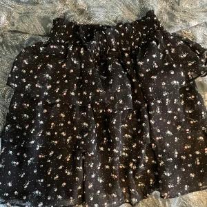 somrig kjol - jätte söt somrig kjol! Storlek xxs men passar mig som är en S, stretchig i materialet! Använd en gång🌸