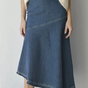 Jeanskjol - Fin asymmetrisk jeanskjol från Zara. Storlek medium men passar small.