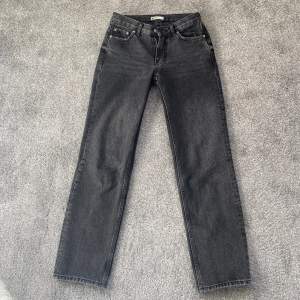 Raka lowwaist jeans från Gina Tricot Säljer dessa jeans då dem ej kommer till användning och är en aning för korta för min smak, är 170 cm Bra skick och sitter annars perfekt! Dem är som sagt raka och lågmidjade. Skriv till mig för mer information!💗